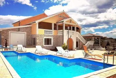 Image de Offre De DERNIÈRE Minute \"Villa Angelina\" - Petit village pour des vacances réussies :)