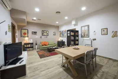 Image de Maison spacieuse de 200 m² près du Colisée – idéale pour familles et groupes