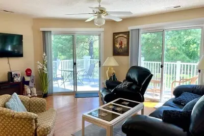Image de superbe condo surplombant le parcours de golf 9 trous Magnolia