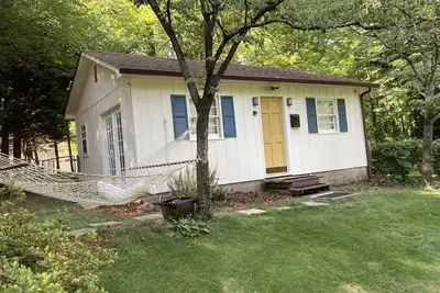 Image de Cottage de détente à proximité de tout! Parfait pour 2! Wi-Fi, Keurig, espace extérieur!