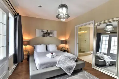 Image de 2 chambres 2 condo de bain avec libre / parking et Wifi