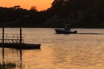 Image de Maison de vacances en famille parfaite! Charmante propriété pieds dans l'eau à proximité des vignobles