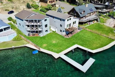 Image de Decks! ! Nouvelle maison au bord de l'eau du lac Chelan, bain à remous, vues magnifiques, à quelques pas du lac