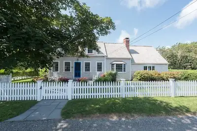 Image de Emplacement! Emplacement! Emplacement! Vues sur l'eau! Marchez jusqu'à la plage et marchez jusqu'à la ville!