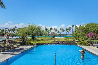 Image de Étapes pour la plage Condo familial dans un cadre privé Beaucoup d'herbe pour jouer