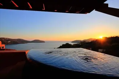 Image de Contemporaine Luxe Sunset View Condo & Pool.