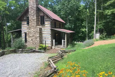 Image de Eli Reeves Cabin à Hobbyknob Farm - Cabane en rondins authentiquement restaurée de 1820