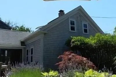Image de Charmant et élégant Cape Cod Home situé au centre avec un espace extérieur incroyable