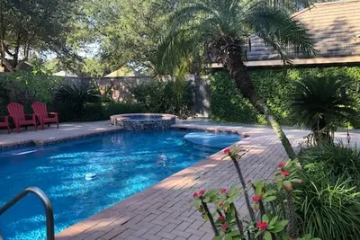 Image de Super endroit! McAllen Home à un niveau avec piscine privée