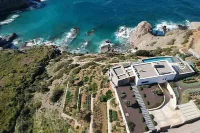 Image de Une perle en Crète du Sud! Villa neuve en bord de mer avec vue sur la mer!