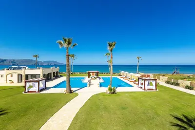 Résidence en front de mer avec personnel sur une plage de sable avec piscine privée de 150 m²