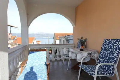 Image de Appartement de deux chambres avec la terrasse et la vue sur le mer Slatine, Ciovo (A-16341-b)