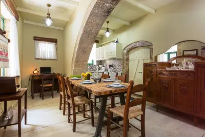 Image de Maison en pierre historique dans un village paisible et calme avec un beau jardin