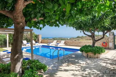 Image de Villa privée en bord de mer, à 350 mètres de la plage de sable organisée et du salon