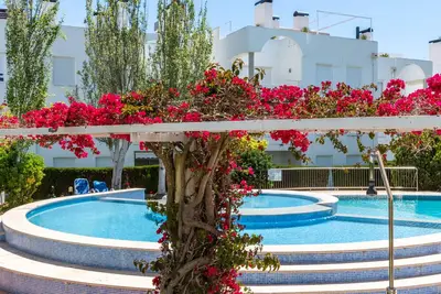 Image de Appartement contemporain avec licence, entièrement climatisé, piscine fantastique