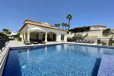 Image de Villa spacieuse de luxe avec piscine à débordement privée, à distance de marche de Moraira