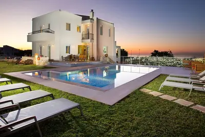 Confidentialité totale, piscine et grand jardin, bain à remous. Situé à côté de la ville de Réthymnon!