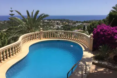 Image de Emplacement! Emplacement! Emplacement! . . . Appartement, piscine privée et vue imprenable sur la mer