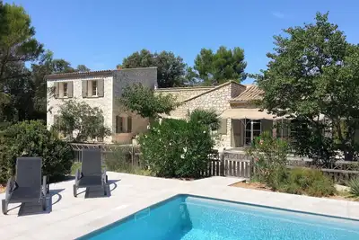 Image de Charmant Mas dans village d' Eygalières, calme, climatisé, piscine, grand jardin