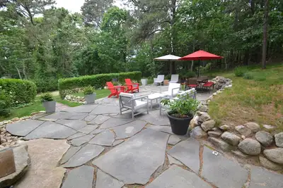 Image de 5 Br House - grande pelouse et beau patio - 8 min à pied du centre-ville d'Edgartown