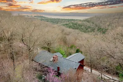 Image de Tarifs D'ÉTÉ INFÉRIEURS Juin! Maison de 4 000 pi2 avec vue sur le lac et bain à remous Branson