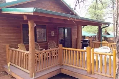 Image de Cabine de pins pacifiques! Cour clôturée pour chiens! Près des lacs et de la randonnée!