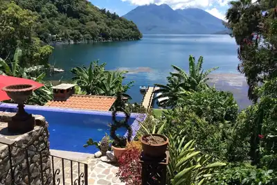 Image de Luxueuse villa de 3 chambres au bord du lac avec piscine chauffée et bain à remous