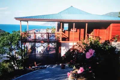 Image de Villa de style caribéen de 3 chambres à coucher - Vue panoramique sur la plage de Smuggler's Cove