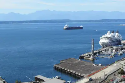 Image de 1 Blk to Pike Place Market, piscine, 2 lits King dans plus de 1300 pieds carrés, vue sur l'eau