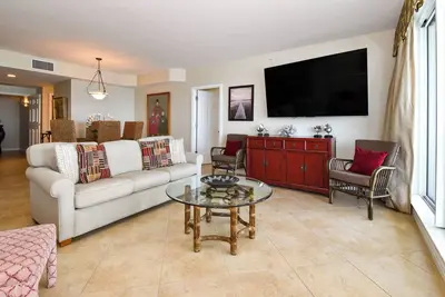 Image de Condo en bord de mer tropical avec balcon privé et ascenseur!