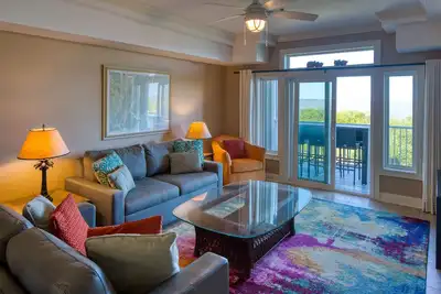 Image de Réservez maintenant pour les tarifs bas hors saison! ! Regardez les dauphins et les navires du balcon!