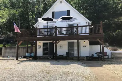 Image de Maison de location nouvellement inscrite! Droit sur le lac sans escalier de maison en lac!