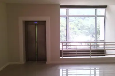 Image de Une chambre luxueuse avec balcon dans un environnement relaxant et tranquille.