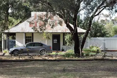 Image de Chalet en briques de boue restauré avec goût de 1923 situé à Horsham (Haven)