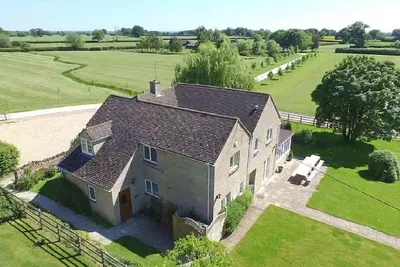 Image de The Cotswold Manor Lodge, bain à remous exclusif, granges de jeux / événements, 70 acres de parc