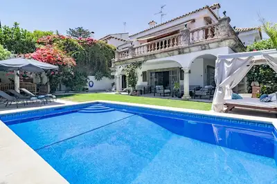 Image de Superbe villa au centre de Marbella avec salle de cinéma et salle de jeux. (Pour 14 personnes)