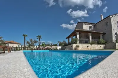 Image de Villa neuve en pierre naturelle 300 m², piscine, aire de jeux, fitness, sauna & cave à vin