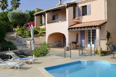 Image de Villa provençale avec vue panoramique sur mer, piscine et jardin méditerranéen