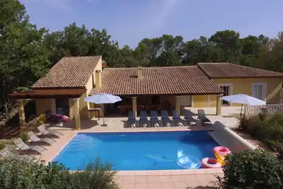 Image de Grande et belle villa sur terrain arboré, piscine et grand terrain privatifs.