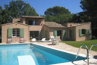 Image de Tres Belle Maison avec jardin plein sud prés d'Aix en Provence. Tennis/Piscine