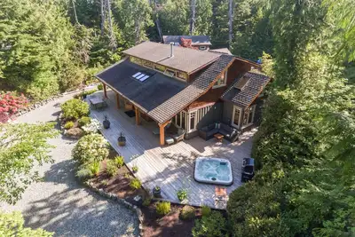 Image de Dream Cottage - Luxueux, privé, bain à remous - Chesterman Beach