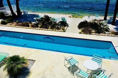 Image de Beachfront Home w / piscine privée située directement sur le golfe du Mexique