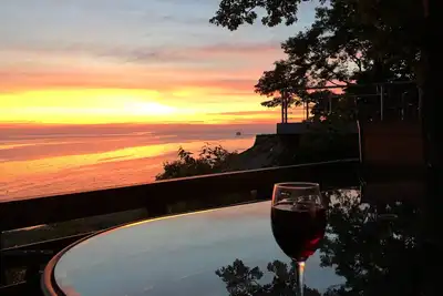 Image de Big Lake Views du haut des dunes, à 3 minutes à pied de la promenade de la plage