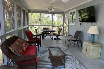 Image de Voiturette de golf incluse / Piscine communautaire, Middle Island, 2 Dens, Awsome Screened Porch