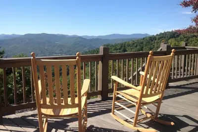 Image de Long Range Unobstructed Mountain Views in a Well Appointed Home