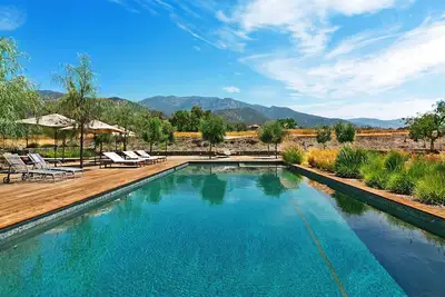 Image de Ferme scandinave avec piscine à débordement, cabane d'invité, tennis, 10 acres, pétanque