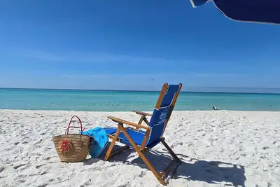 Image de Meilleur Oceanfront dans un magnifique condo rénové avec installation gratuite de la plage et Wifi!