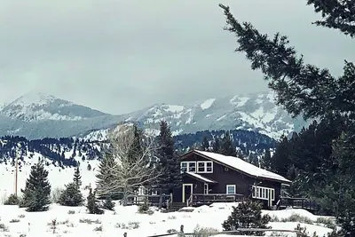 Image de Nouveau! \"The Bowmore\" - Chalet rustique et raffiné à la base des Crazy Mountains