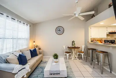 Image de Condo confortable et frais, climatisation froide, piscine, grands arbres d'ombre, situé au centre