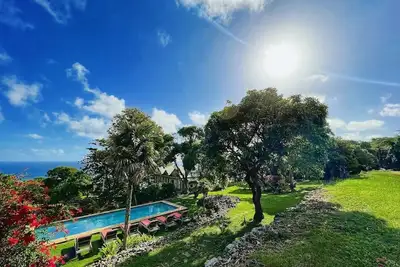 Image de Superbe retraite de plantation avec vue sur la mer avec maison et chalet